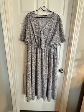 BloomChic Dusty Blue and White Small Floral Tie-Front Midi Dress w/ pockets NWOT